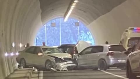 Aksident i frikshëm në tunelin e rrugës së ‘Arbrit’ disa të plagosur