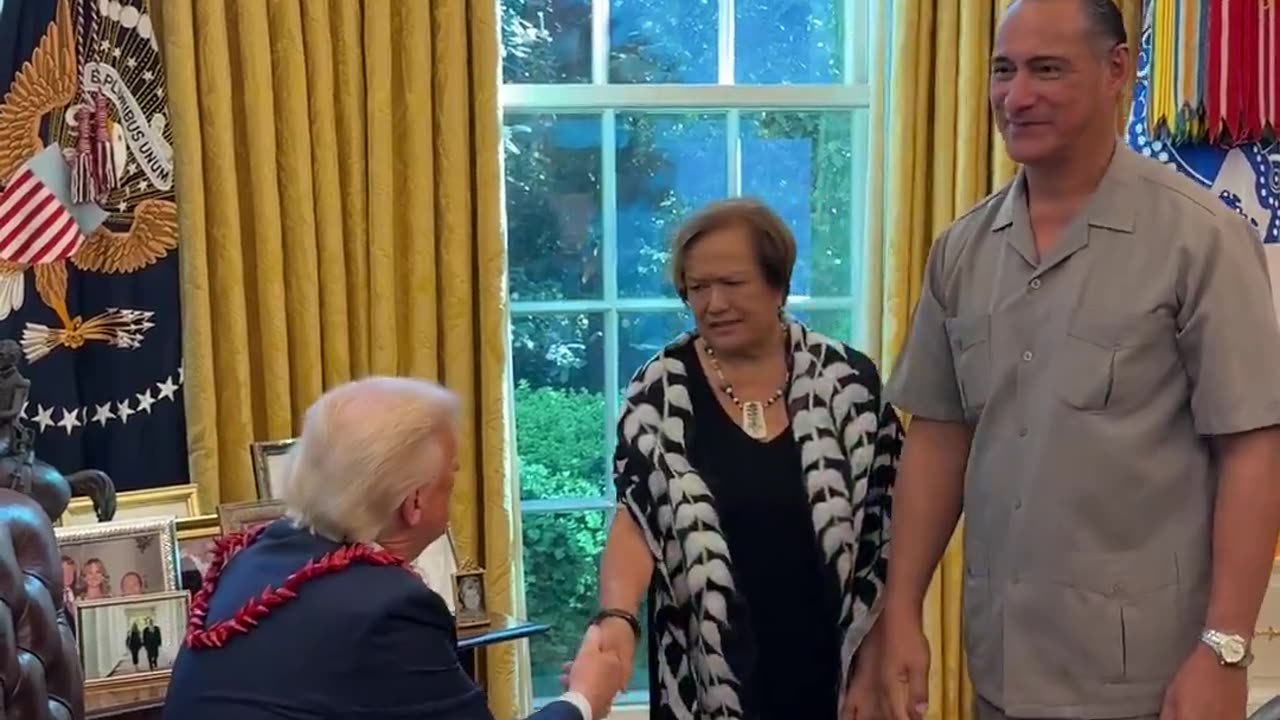 🚨🔥Trump is honored with a garland traditionally reserved for royalty in American Samoa: