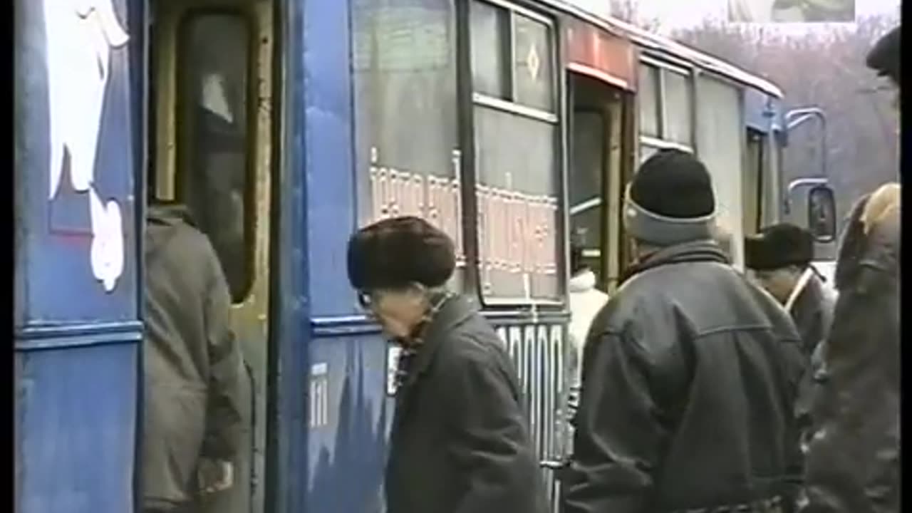 Харьков 2001 год. Город. Люди. Остановка.