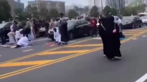 Somalian Muslims pray in streets of Philadelphia blocking traffic