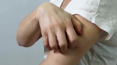 Tự Nhiên Bị Ngứa Khắp Người - Nguyên Nhân & Cách Xử Lý | Dược Bình Đông