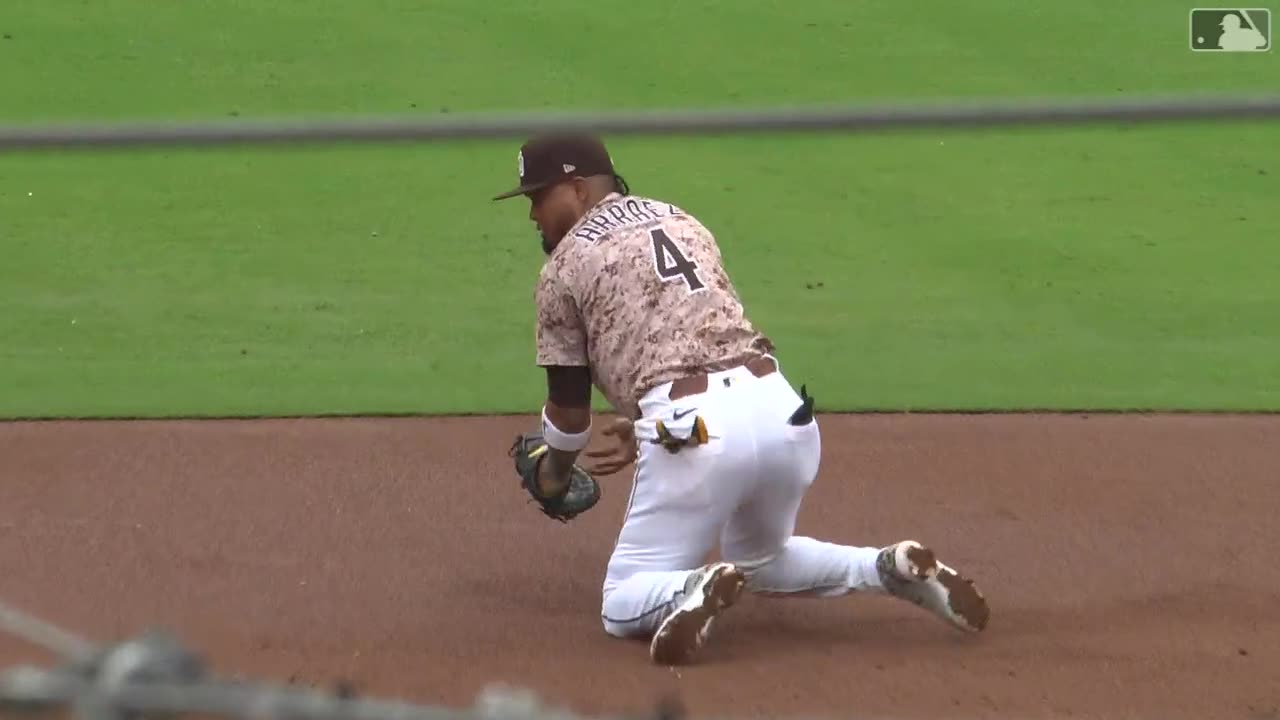 Luis Arráez también aporta con el guante