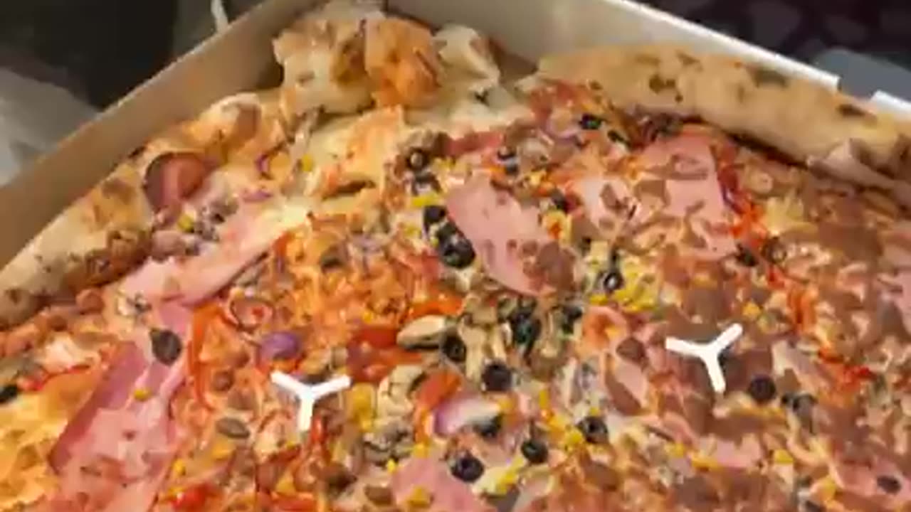 O pizza specială! - DIS--- - 26 mai 2025 - ora 01:03