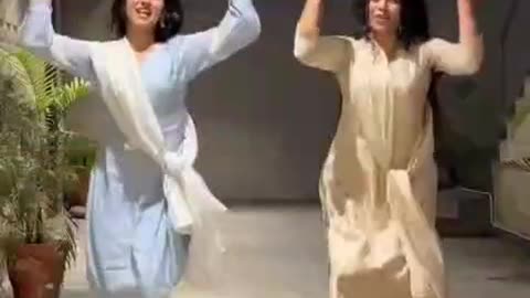 Nowhere's Beauty like Punjabi Maidens - Roop kity nhi Punjabi Mutyaraan warga
