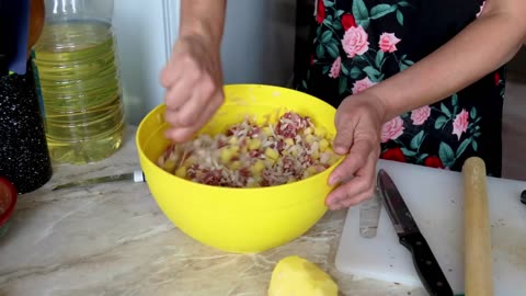 New England Flavor Explosion – Lobster Roll, Clam Stuffing & Onion Rings Combo! 🦞🧅🔥