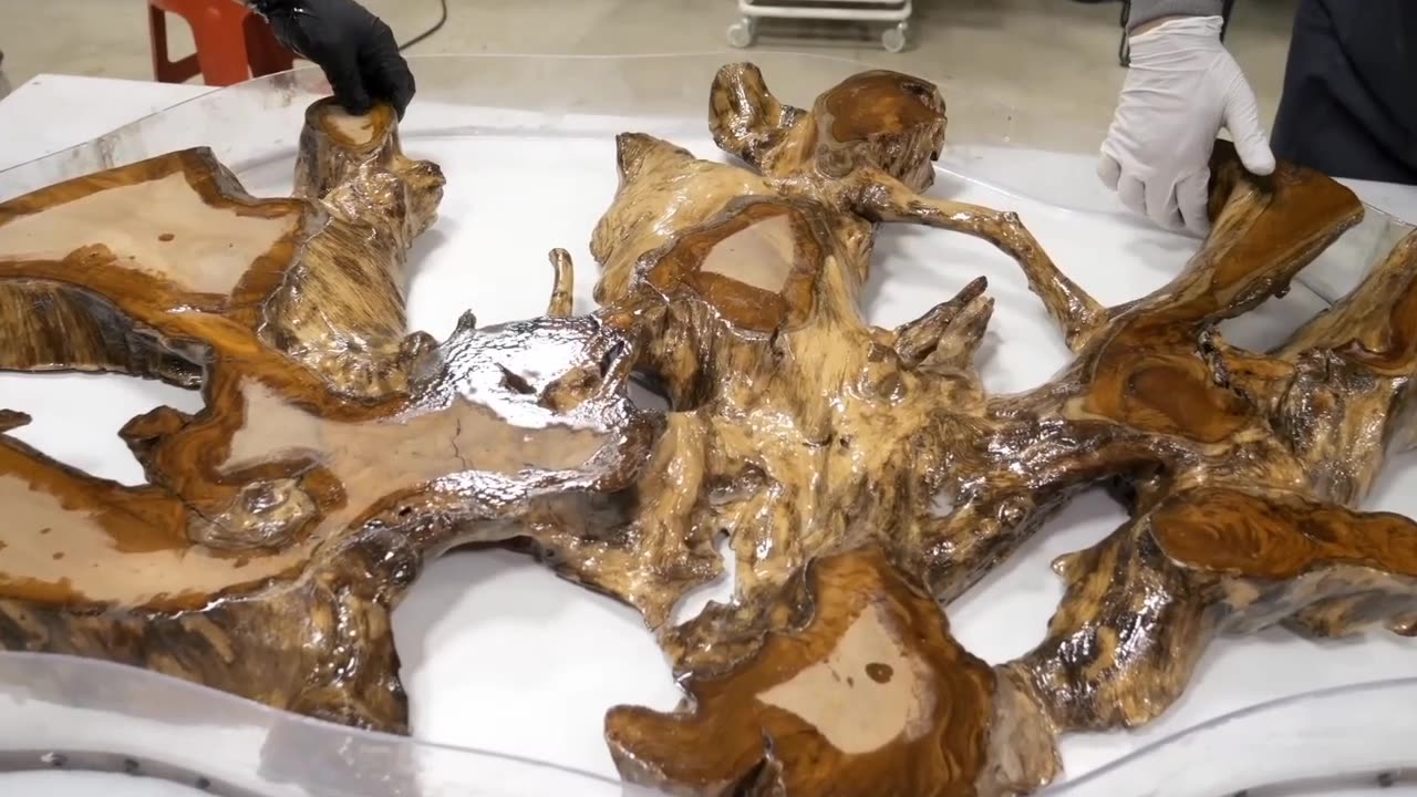 The Man Who Makes Tables with Real Flowers__ A Korean Resin Table Where Emotion Meets Technique