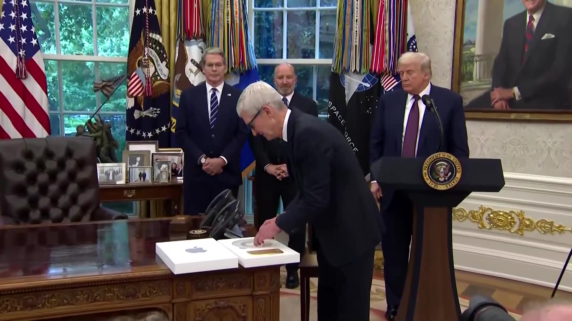Apple CEO Tim Cook gifts Trump a plaque with a 24-karat gold base