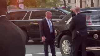 President Trump stuns America by making a surprise appearance at Joe’s Seafood restaurant !