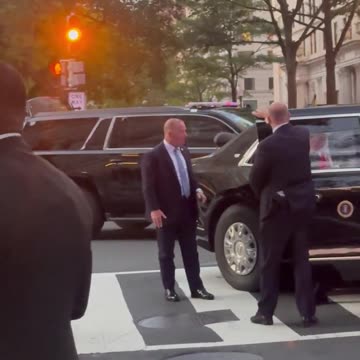 President Trump stuns America by making a surprise appearance at Joe’s Seafood restaurant !