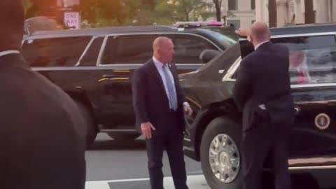 President Trump stuns America by making a surprise appearance at Joe’s Seafood restaurant !