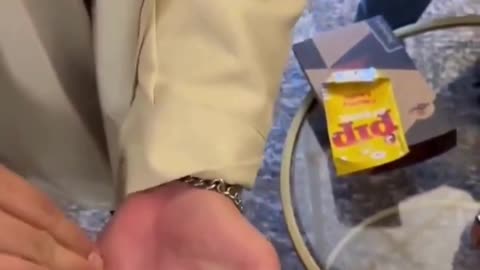 Mind = Blown! 🤯 Watch This Hand Trick Closely 👀🪄#MagicTrick 🪄 #SleightOfHand ✋ #MindBlown 🤯 #Street