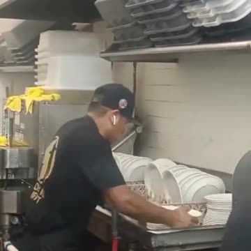 Is this really how they wash dishes😟