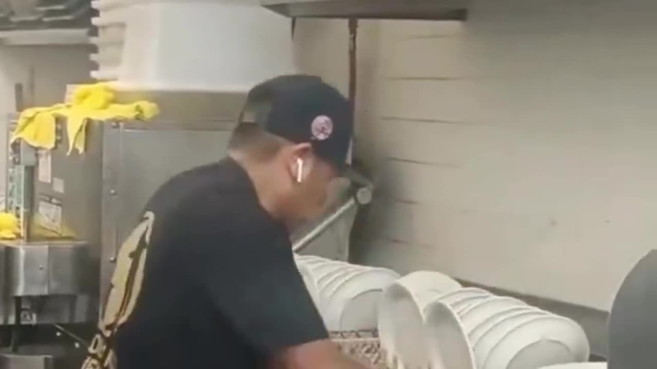 Is this really how they wash dishes😟