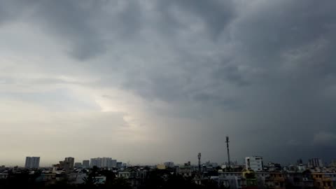 De wolken drijven, op zoek naar verloren herinneringen