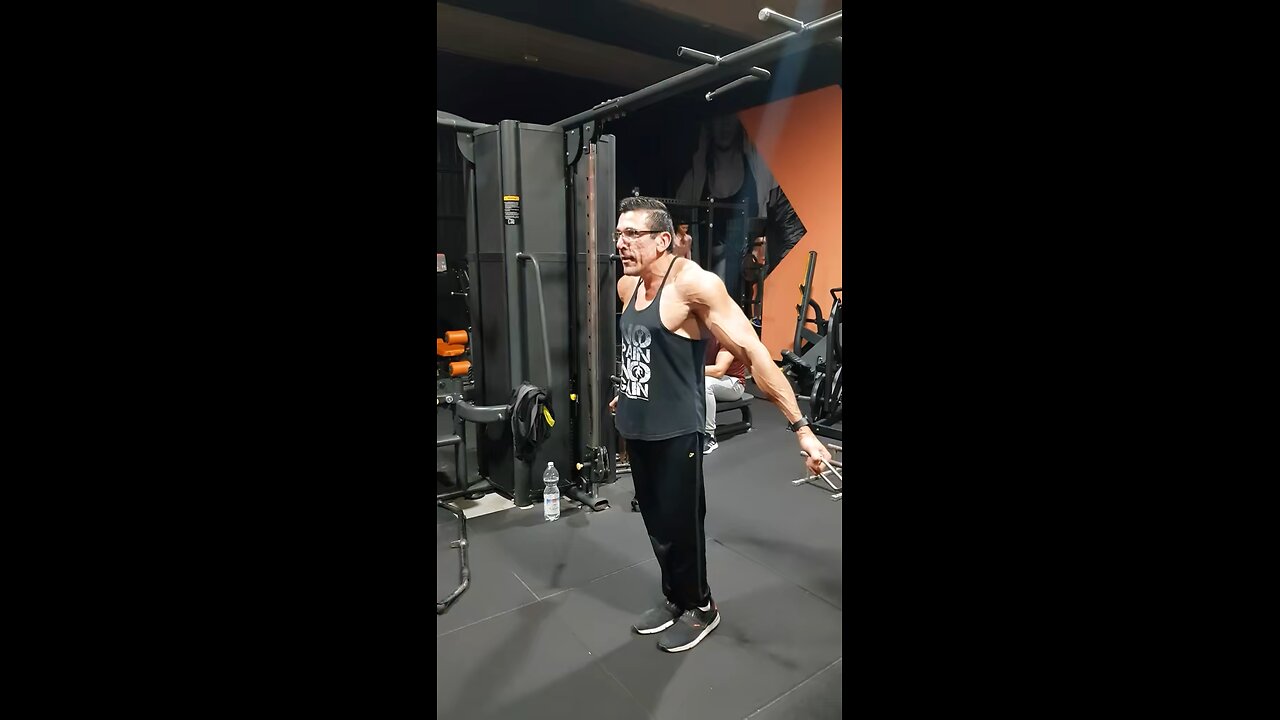 Curl de biceps en polea baja