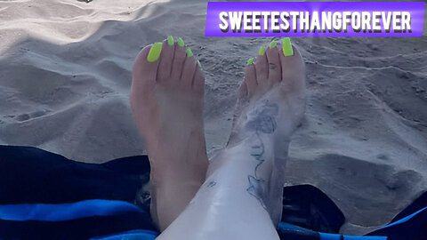 Women At The Beach Barefoot Wiggling Her Toes 👣