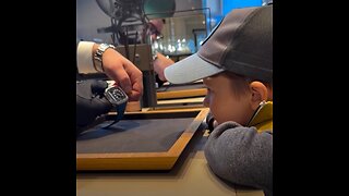 A un niño le gustó un reloj de lujo y la reacción del vendedor conmueve a la red