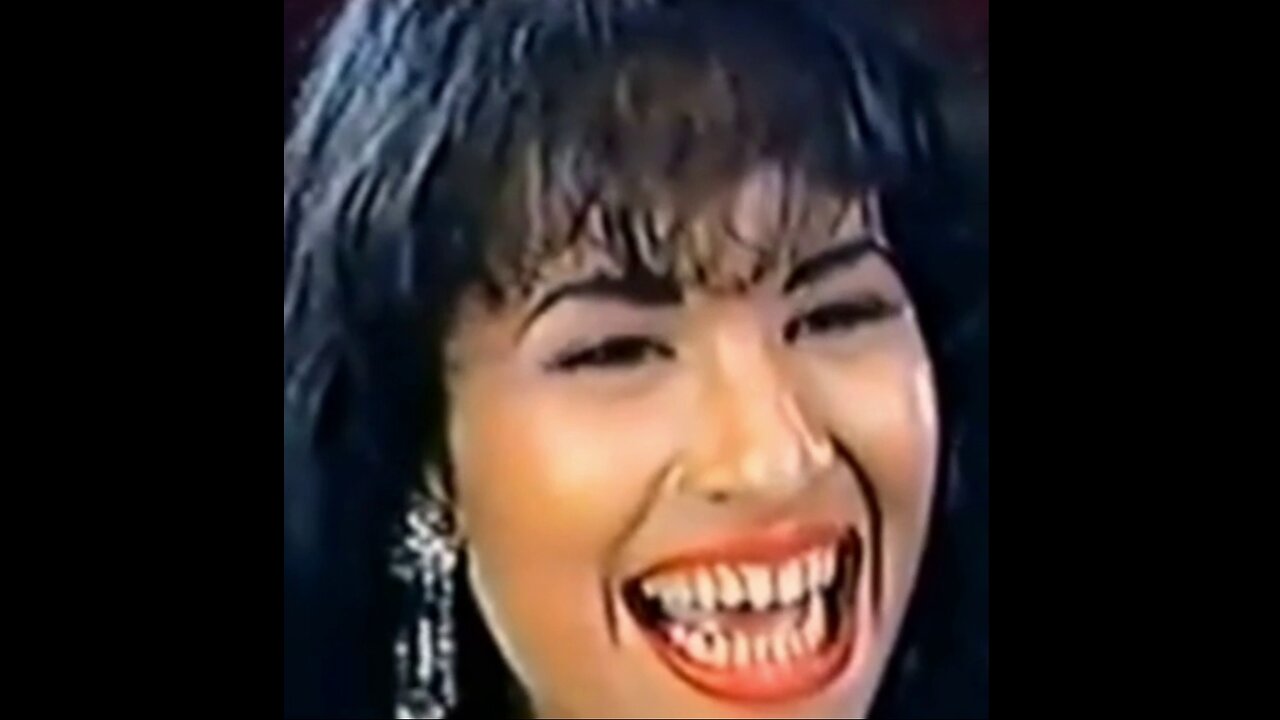 Vampire Shapeshifter, Look at her teeth