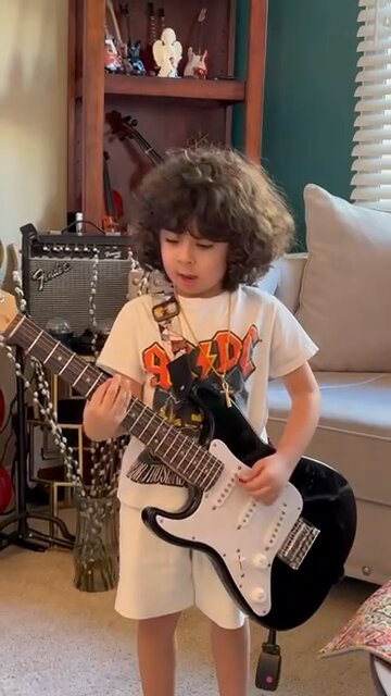 4 years old guitarist played Back in Black/ AC/DC