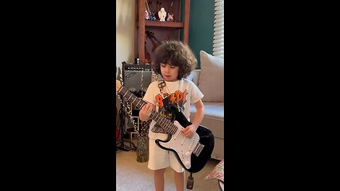 4 years old guitarist played Back in Black/ AC/DC