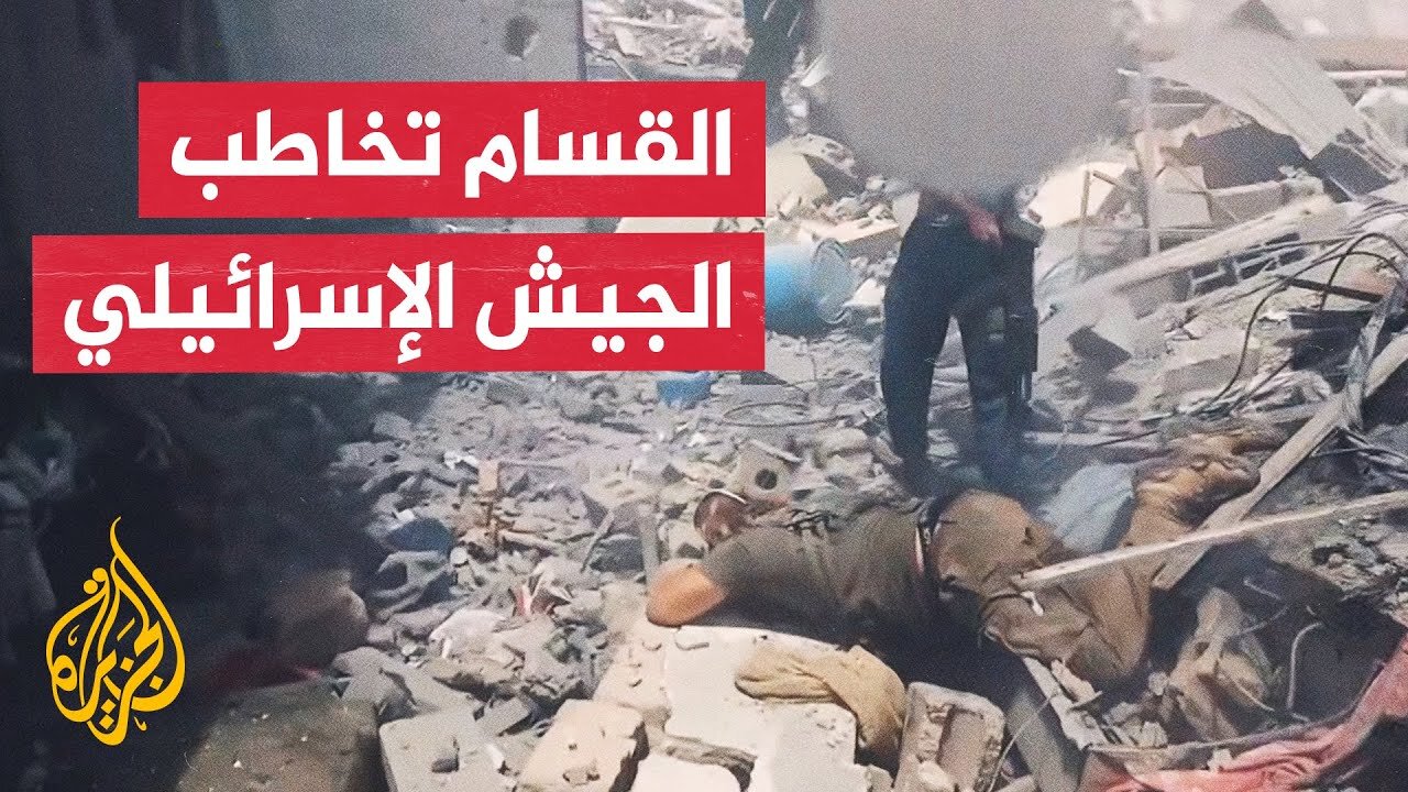 القسام تنشر صورة لأحد مقاتليها قرب جثة جندي إسرائيلي قتل بعد محاولة أسره.. ما الرسائل؟