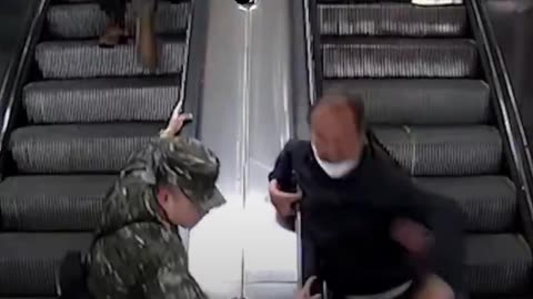 Soldados chinos aplican su destreza para rescatar a unos ancianos