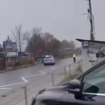 W niedzielę w rejonie Kryspinowa policjanci oddali strzały w kierunku kierowcy,