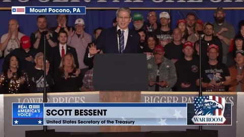 Bộ trưởng Tài chính Scott Bessent phát biểu trước đám đông