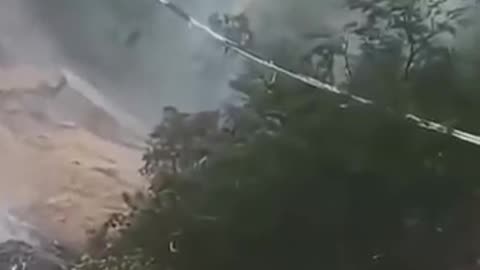 Bridge s'est effondré en raison du glissement de terrain à Guizhou China 24 juin 2025