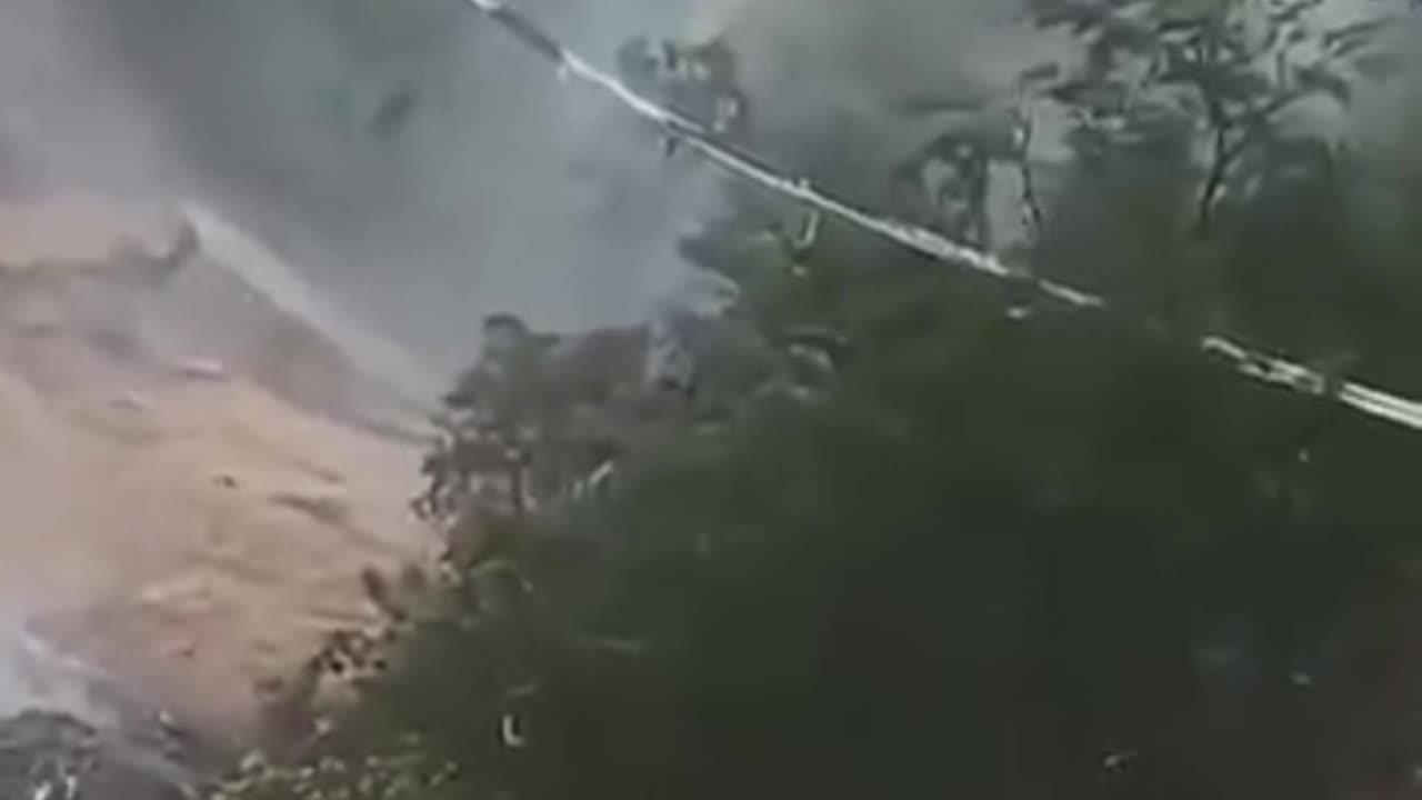 Bridge s'est effondré en raison du glissement de terrain à Guizhou China 24 juin 2025