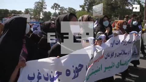 Protestan las mujeres en Afganistán ante llegada de los talibanes