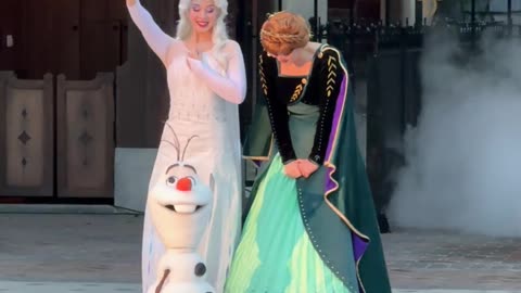 Anna, Elsa and Olaf at World of Frozen, Paris