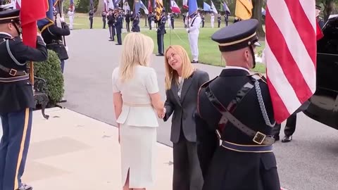 Italian Prime Minister Giorgia Meloni (@GiorgiaMeloni ) arrives at the White House 🇺🇸🇮🇹
			