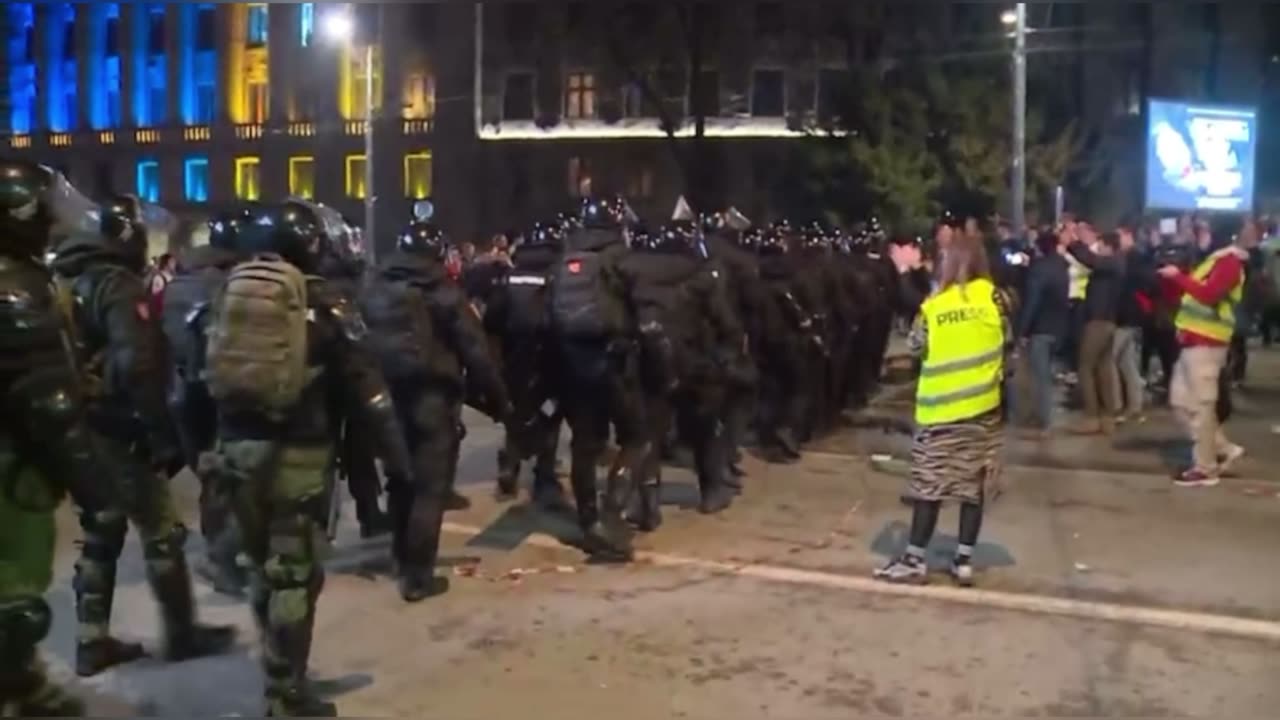 Policët serbë përshëndesin protestuesit