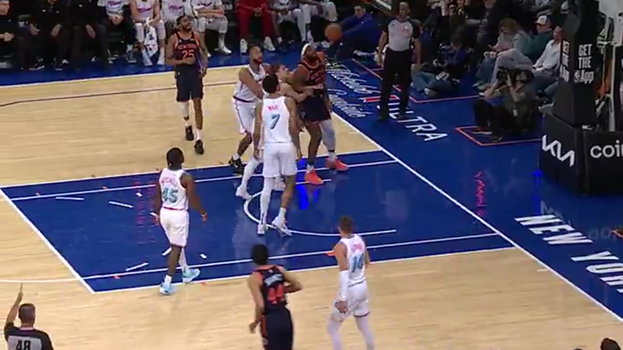 NBA - Landry Shamet closes out a 41-15 third quarter for the Knicks!!