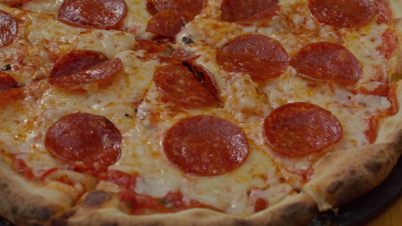 Very close and detailed shot of a pepperoni pizza.