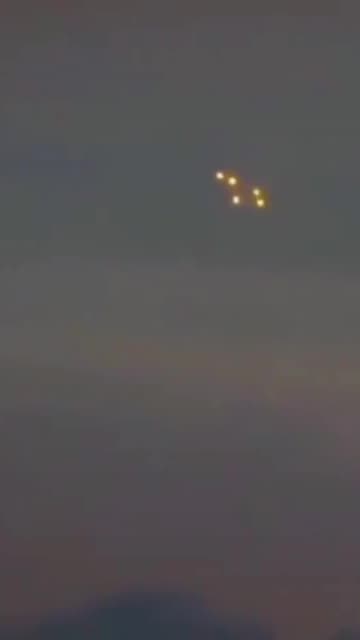 Mysterious objects streak through Oregon skies last night..