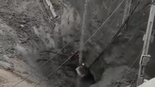 The crater from the road collapse in front of Vajira Hospital continued to expand until around 2 PM.