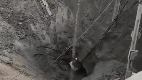 The crater from the road collapse in front of Vajira Hospital continued to expand until around 2 PM.