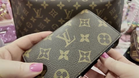 What’s in my Slouchy LV Louis Vuitton MM Hobo Bag 👜 #wimb