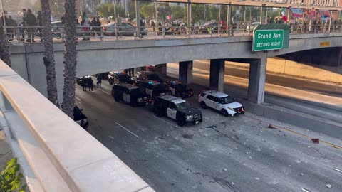 🚨BREAKING protestors have the over pass and have LAID WASTE to police cruisers