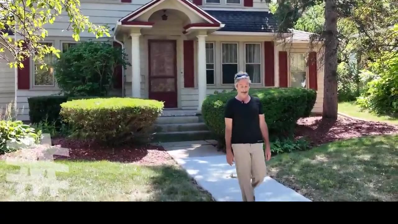 Who lives in Lisa Cook's House?