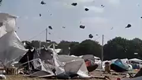 Un tourbillon de tentes lors d’un festival