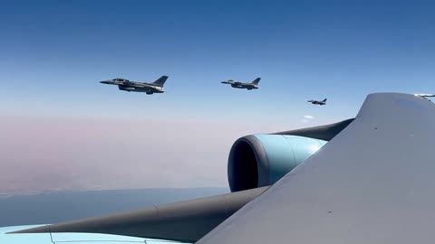 Avión Air Force One de Trump Escoltado Por Militares Al Salir de Qatar