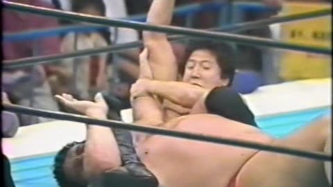 **INFAMOUS MATCH** En Jay Pea Double You -Andre the Giant vs Akira Maeda - Apr 29 1986