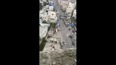 The Palestinian youth beaten him to the north of Jerusalem occupied by Israeli soldiers after shot