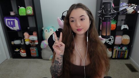 YOUR FAVORITE STREAMER IS LIVE !DISCORD