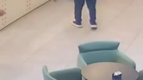 Kamerieri dhunohet brenda lokalit në Vlorë
