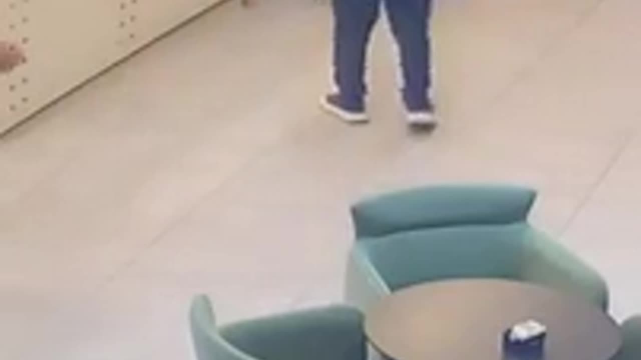 Kamerieri dhunohet brenda lokalit në Vlorë