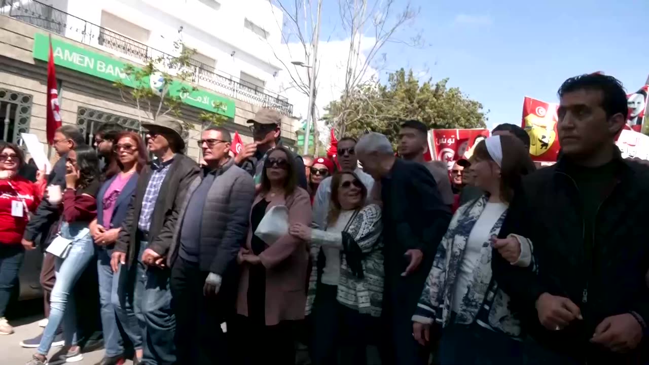 Tunisians protest president's rule, demand prisoners' release